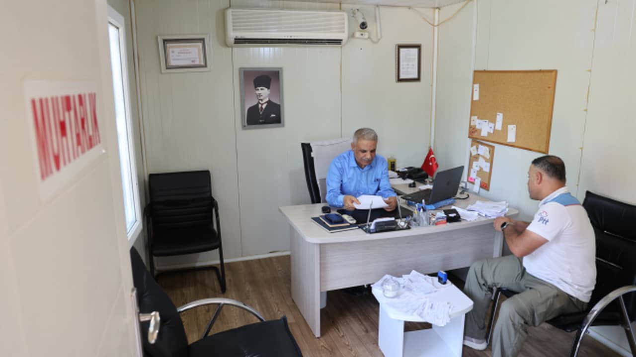 Foto - "Bu nasıl iş" diyerek resmi kurumlara çağrı yaptı! Türkiye’nin en büyük mahallesinin muhtarının resmen feleği şaştı
