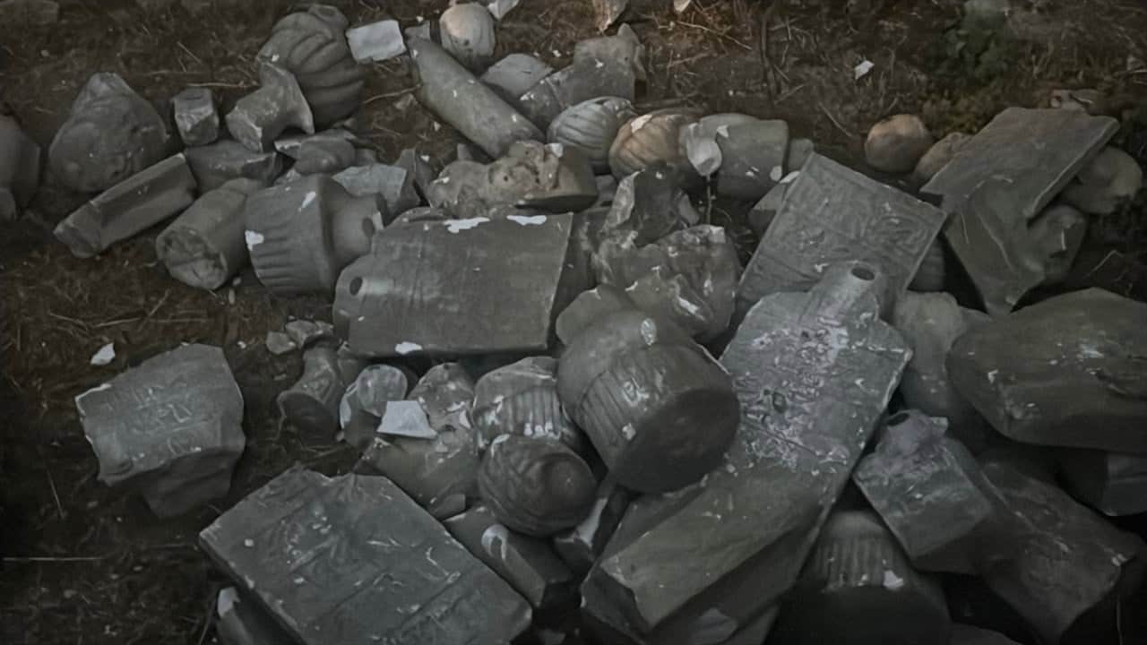Foto - Bu toprakların kafirleri iş başında Vandallar tarihi mezar taşlarını parçaladı