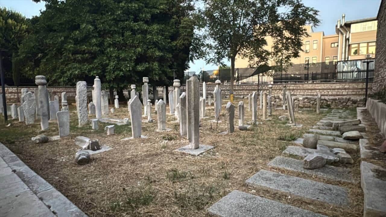Bu toprakların kafirleri iş başında Vandallar tarihi mezar taşlarını parçaladı