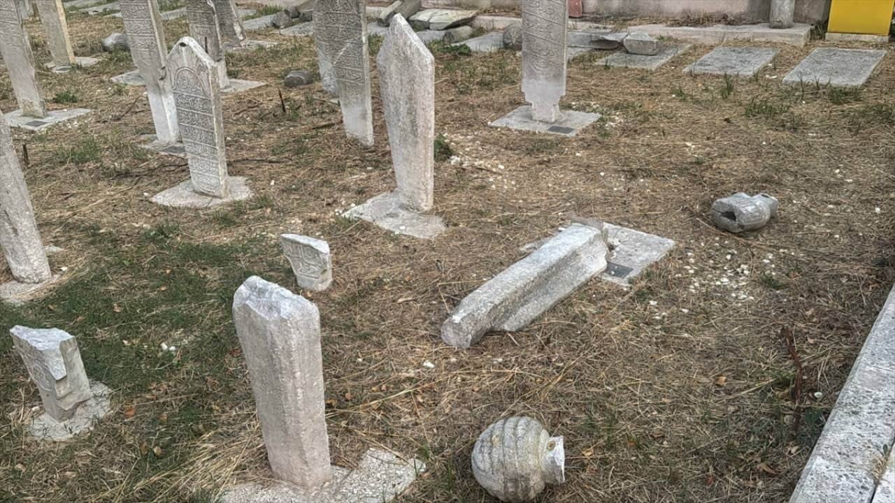 Foto - Bu toprakların kafirleri iş başında Vandallar tarihi mezar taşlarını parçaladı