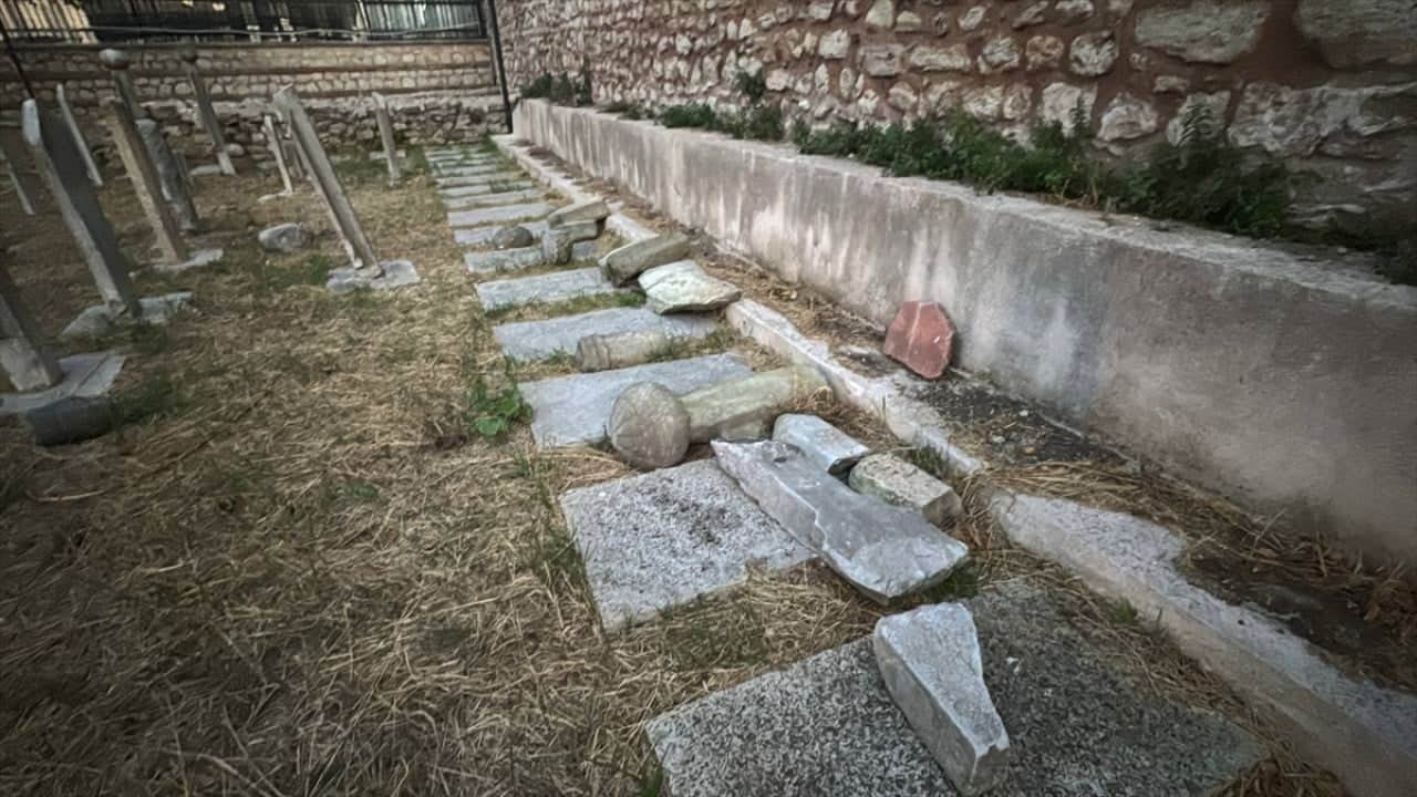 Foto - Bu toprakların kafirleri iş başında Vandallar tarihi mezar taşlarını parçaladı