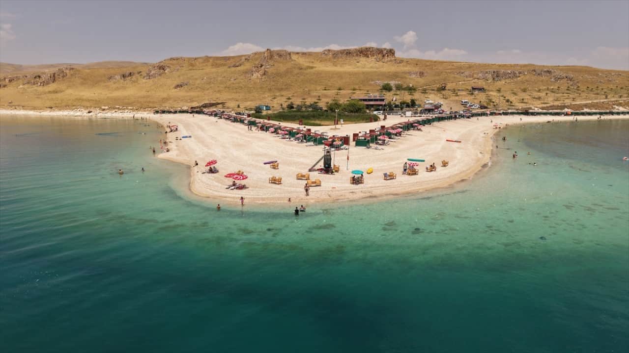 Foto - Burası Maldivler değil! Van Gölü'ndeki Çakıl Adası