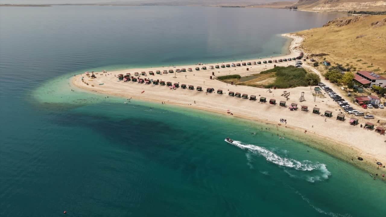 Foto - Burası Maldivler değil! Van Gölü'ndeki Çakıl Adası