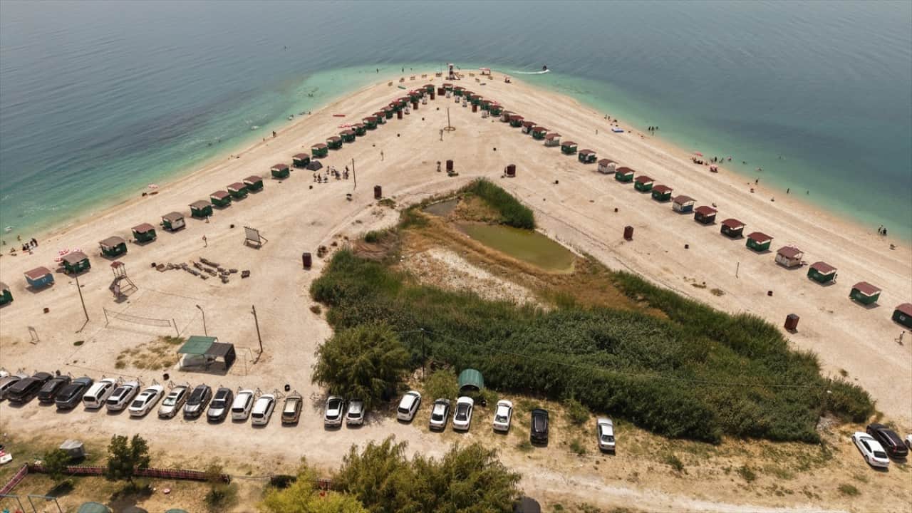 Foto - Burası Maldivler değil! Van Gölü'ndeki Çakıl Adası