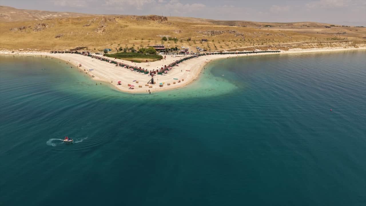 Foto - Burası Maldivler değil! Van Gölü'ndeki Çakıl Adası