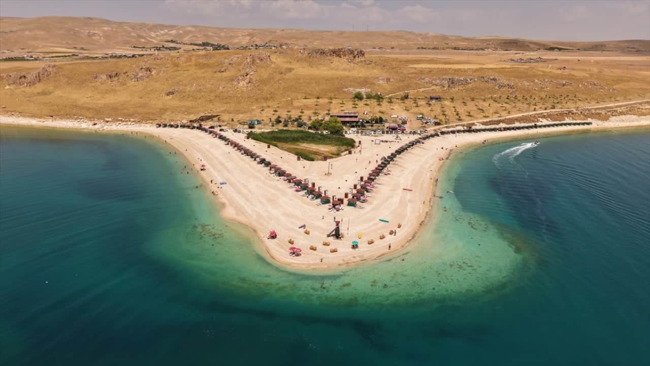 Burası Maldivler değil! Van Gölü'ndeki Çakıl Adası
