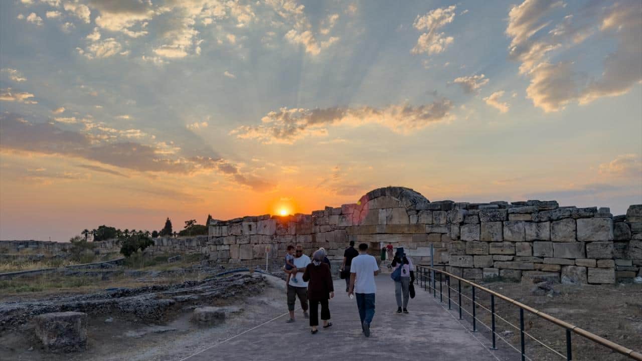 Foto - Burası Pamukkale! Balonlar gökyüzünü, gece müzeciliği tarihi canlandırıyor
