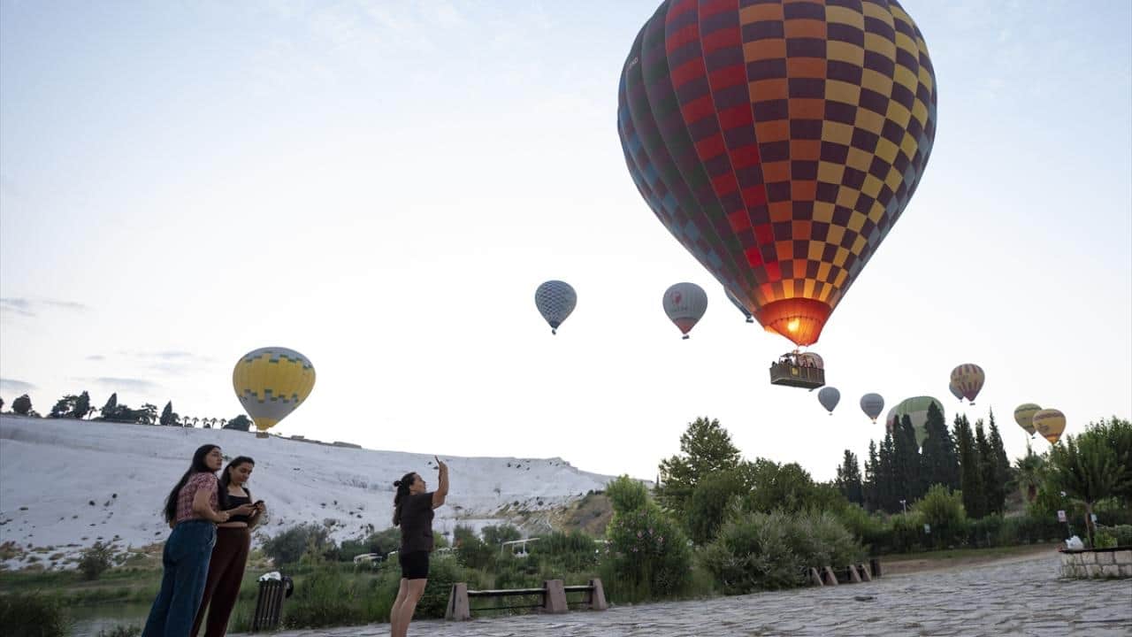 Foto - Burası Pamukkale! Balonlar gökyüzünü, gece müzeciliği tarihi canlandırıyor