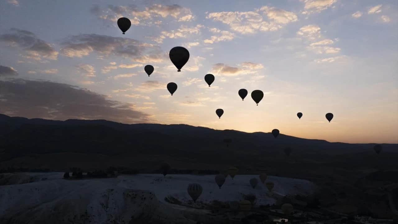 Burası Pamukkale! Balonlar gökyüzünü, gece müzeciliği tarihi canlandırıyor