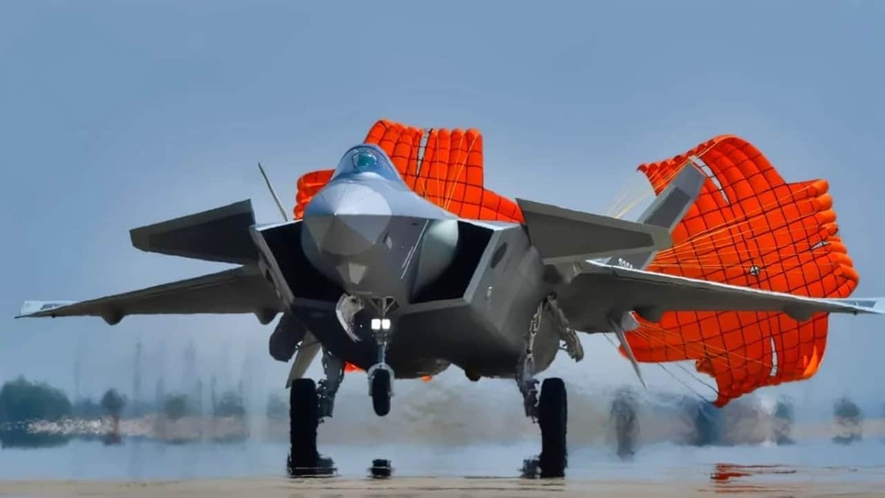 Foto - Bütün dengeleri allak bullak edecek! Nükleer görev kabiliyetli H-6N bombardıman uçağı ilk defa sergilendi