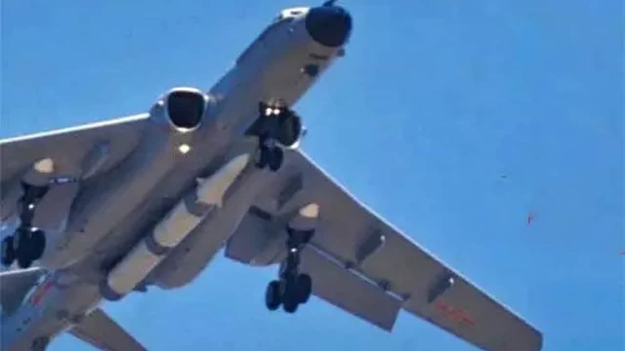 Foto - Bütün dengeleri allak bullak edecek! Nükleer görev kabiliyetli H-6N bombardıman uçağı ilk defa sergilendi