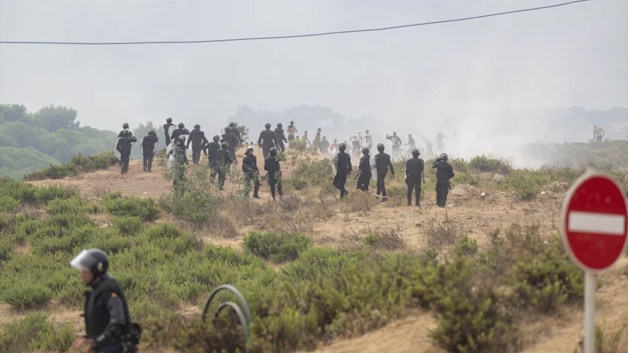 Foto - Ceuta’da sınır çöktü, hükümet asker gönderiyor, siyasi kriz kapıda… Göçmen krizine Schengen resti!