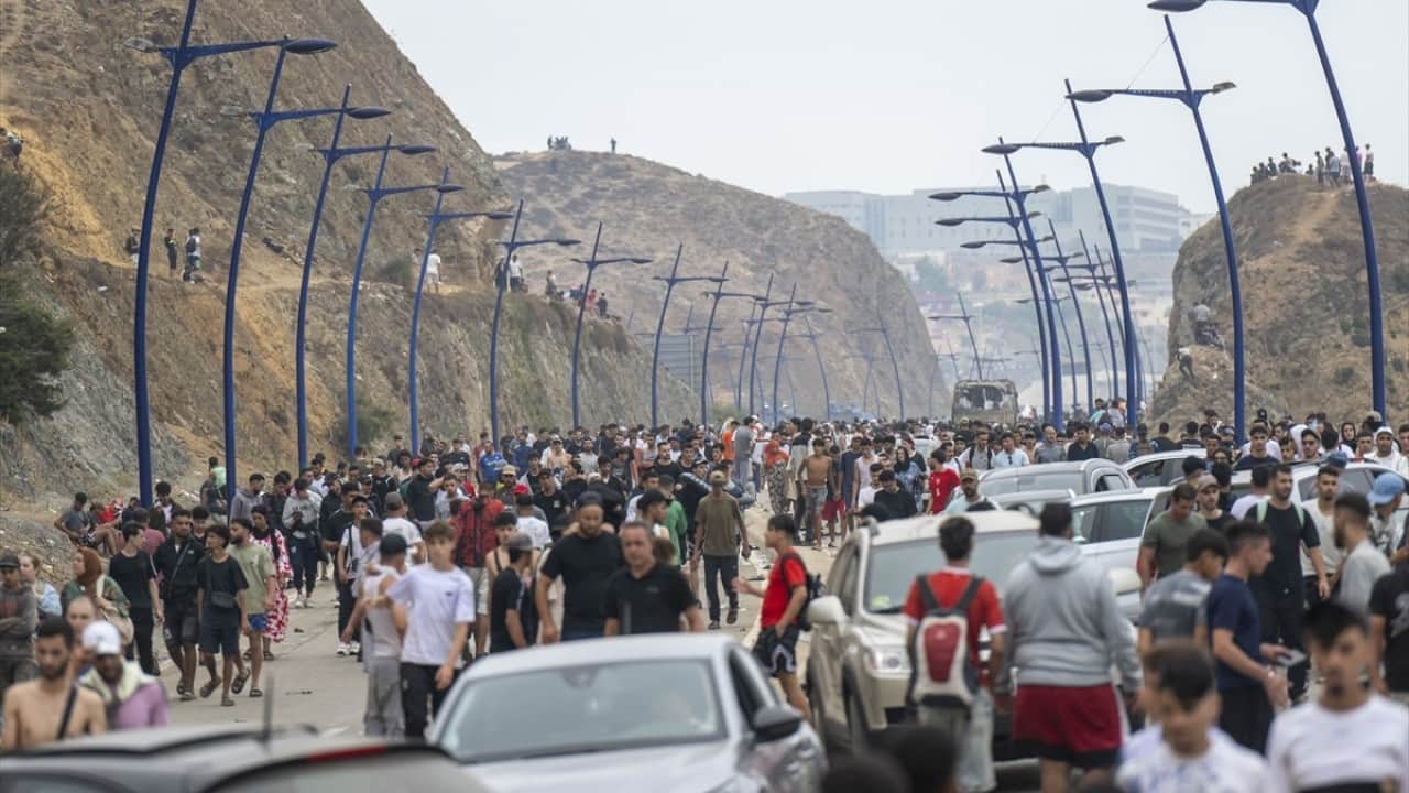 Foto - Ceuta’da sınır çöktü, hükümet asker gönderiyor, siyasi kriz kapıda… Göçmen krizine Schengen resti!