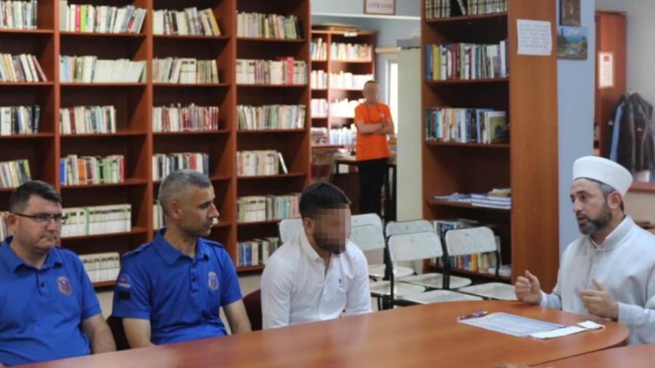 Foto - Cezaevinde İslam’la tanıştı, Müslüman oldu
