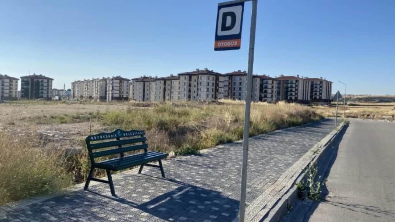 Foto - CHP'den makyajlı belediyecilik! Bir bank koyarak göz boyadılar: Vatandaş kapalı durak istiyor