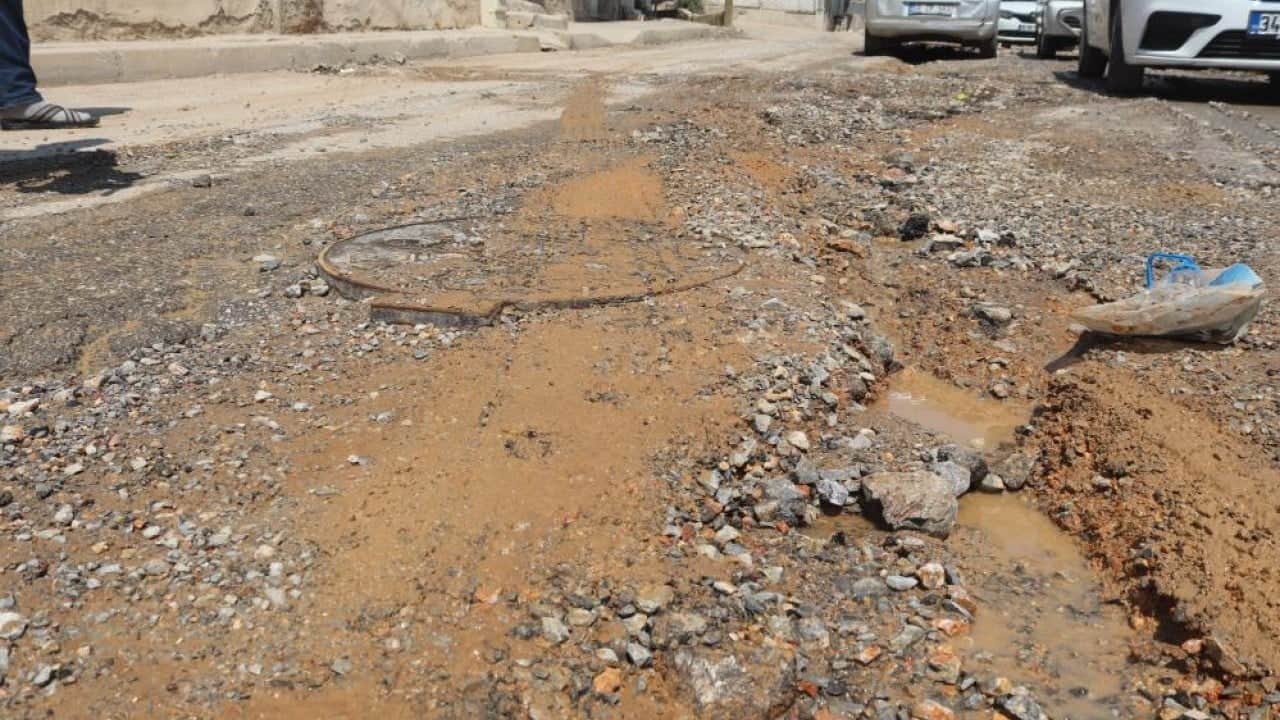Foto - CHP’li Bayraklı Belediyesi ‘Çöp, çamur, çukur’dan vazgeçmiyor Kendileri seçip kendileri isyan etti
