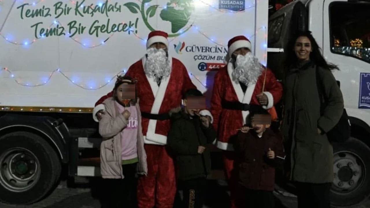 Foto - CHP’li belediye çöpçülere ‘Noel Baba’ kostümü giydirdi