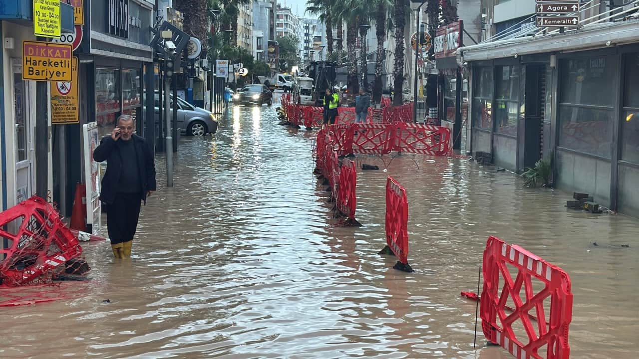 Foto - CHP’li İzmir’de şaşırtmayan görüntü! Kuvvetli sağanak yolları göle çevirdi