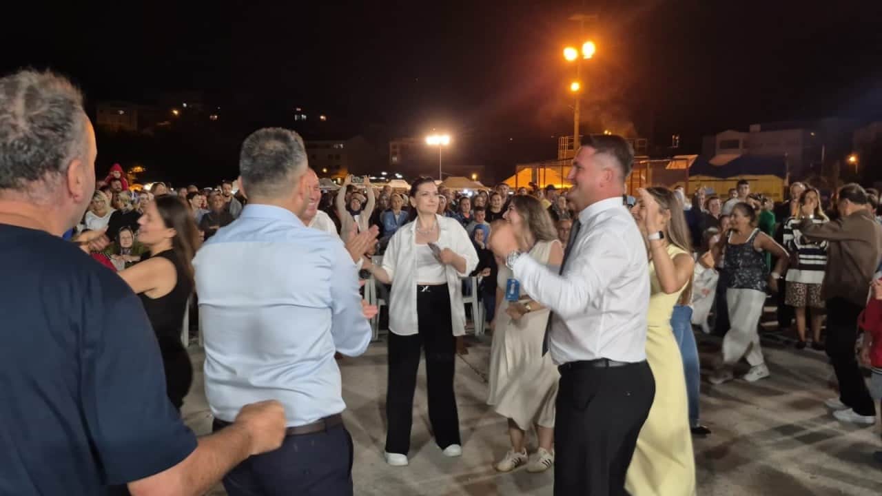 Foto - CHP’liler göbek atıyordu! Festivalde elektrikler kesilince olanlar oldu! 