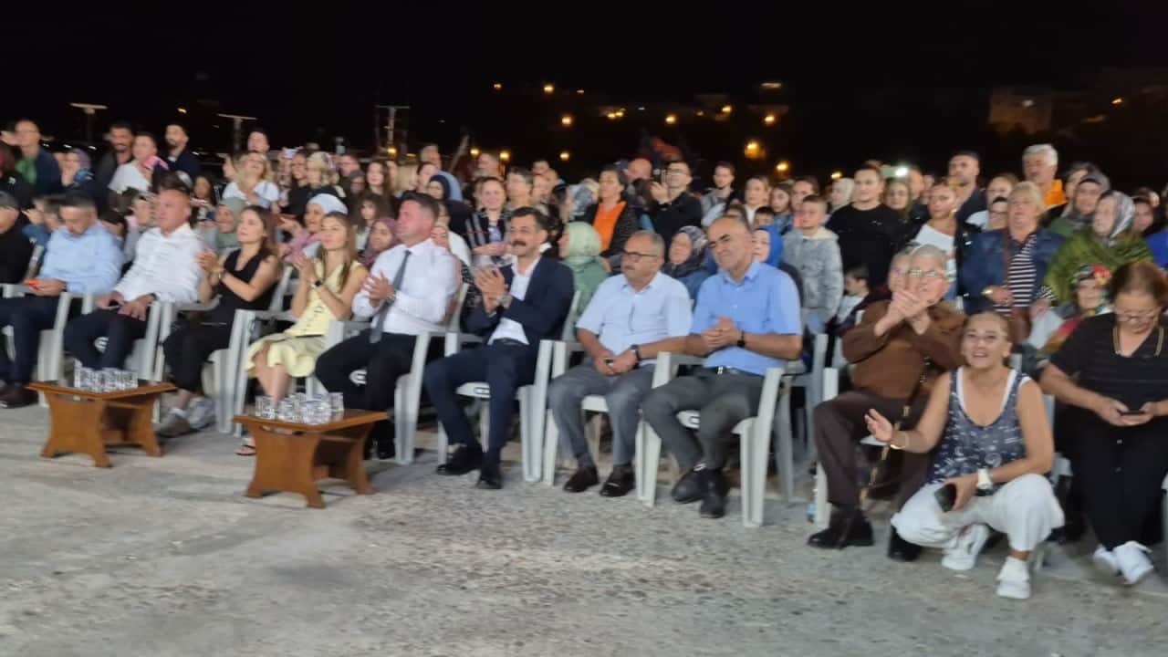 Foto - CHP’liler göbek atıyordu! Festivalde elektrikler kesilince olanlar oldu! 