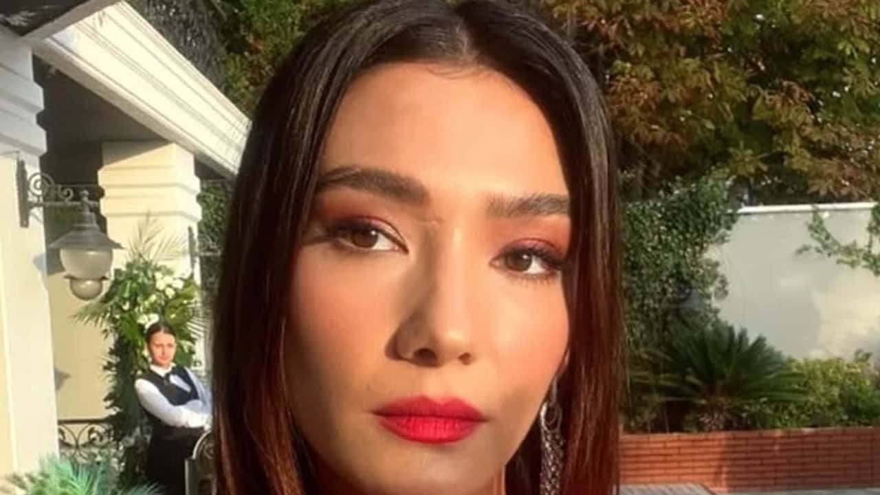 Foto - CHP’nin kuyruğuna takılıp şov yapmıştı! Oyuncu Aybüke Pusat çarşafa girdi