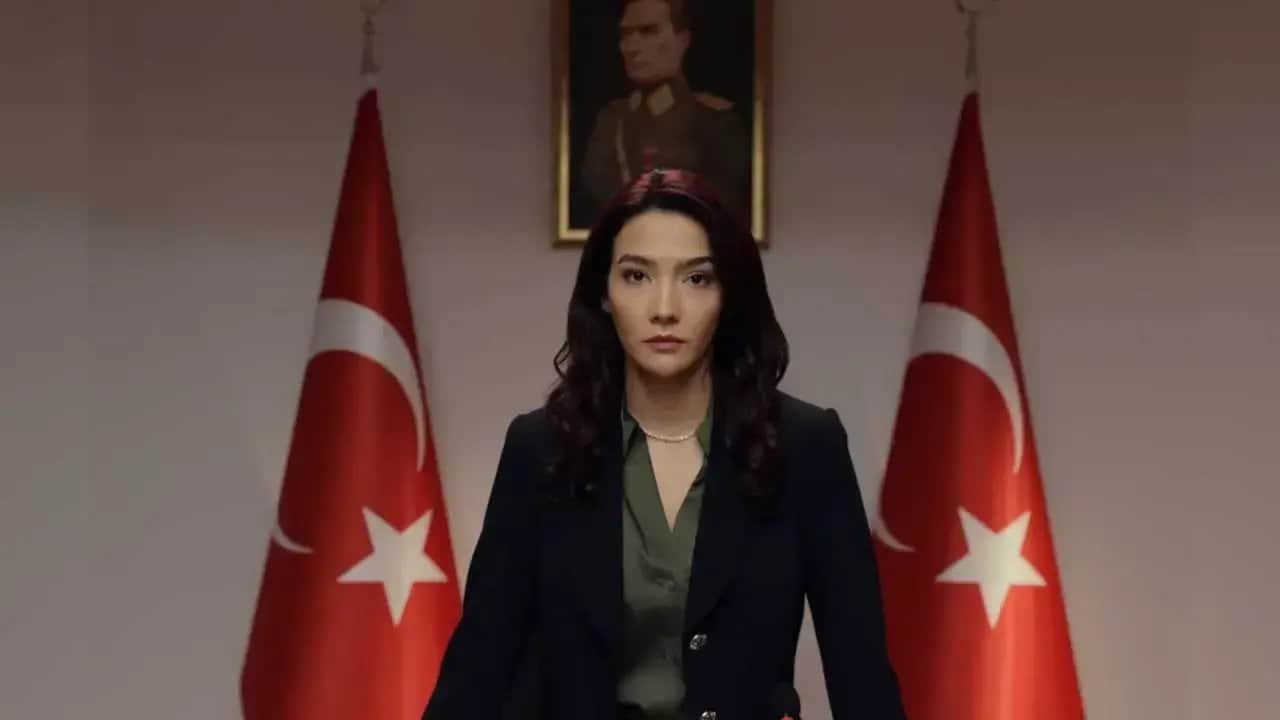 Foto - CHP’nin kuyruğuna takılıp şov yapmıştı! Oyuncu Aybüke Pusat çarşafa girdi