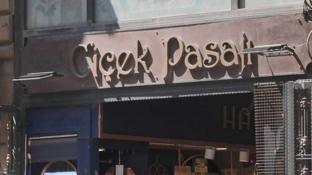 Foto - Çiçek Pasajı'nda tabela tartışması! Tarihi yapılar reklam panosu değil
