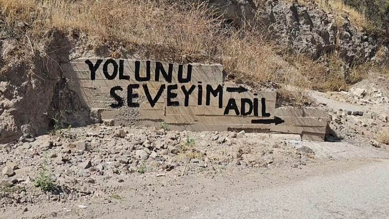 Foto - CHP’li başkana 8 yıldır tamir edilmeyen bozuk yol tepkisi: Yolunu seveyim Adil