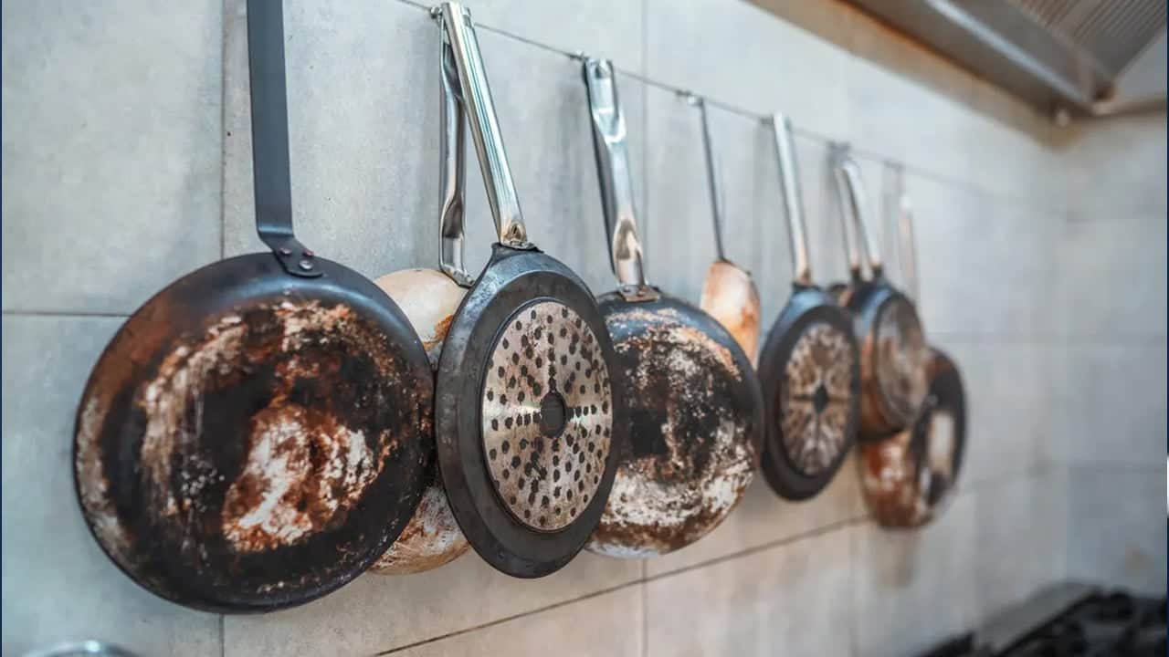 Foto - Paslı tava, tencerelere çöpe atmayın bunu deneyin! Meşhur patates ile ilgili çok şaşırtıcı bilgi bunlar...