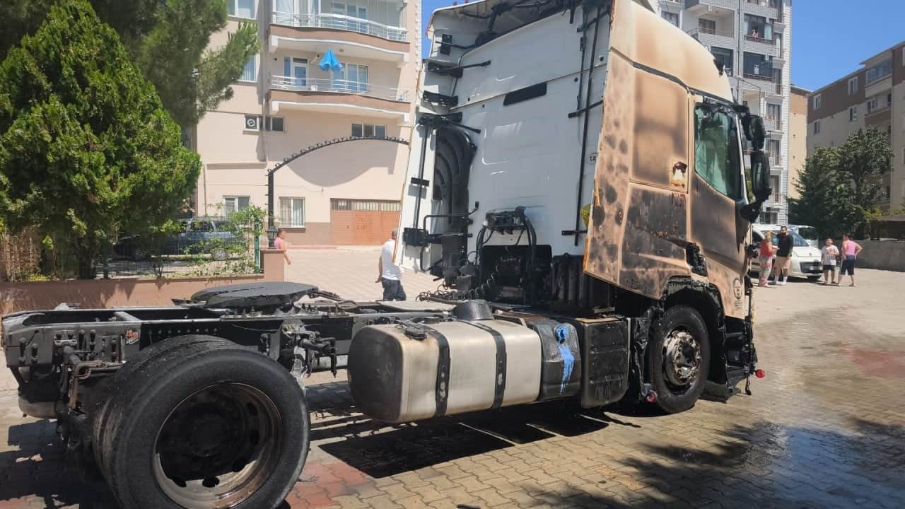 Foto - Çorlu'da ot yangını dehşeti! Alevlere teslim olan tır ve otomobiller küle döndü!