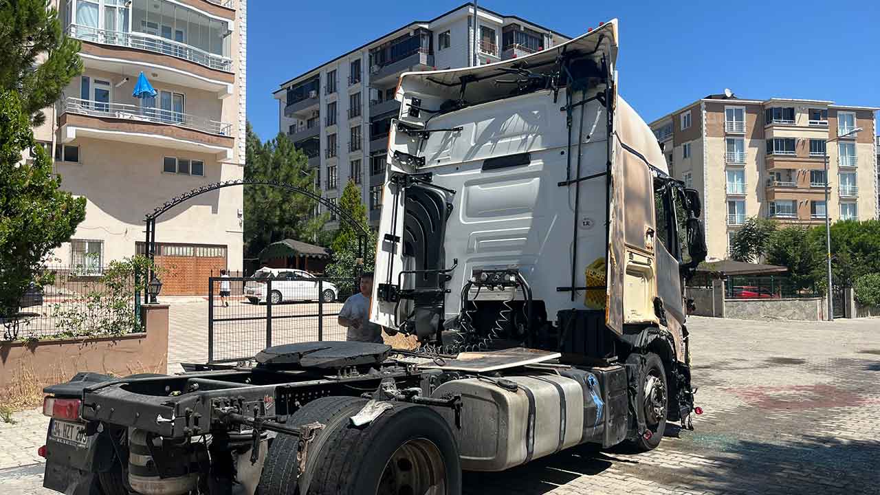 Foto - Çorlu'da ot yangını dehşeti! Alevlere teslim olan tır ve otomobiller küle döndü!