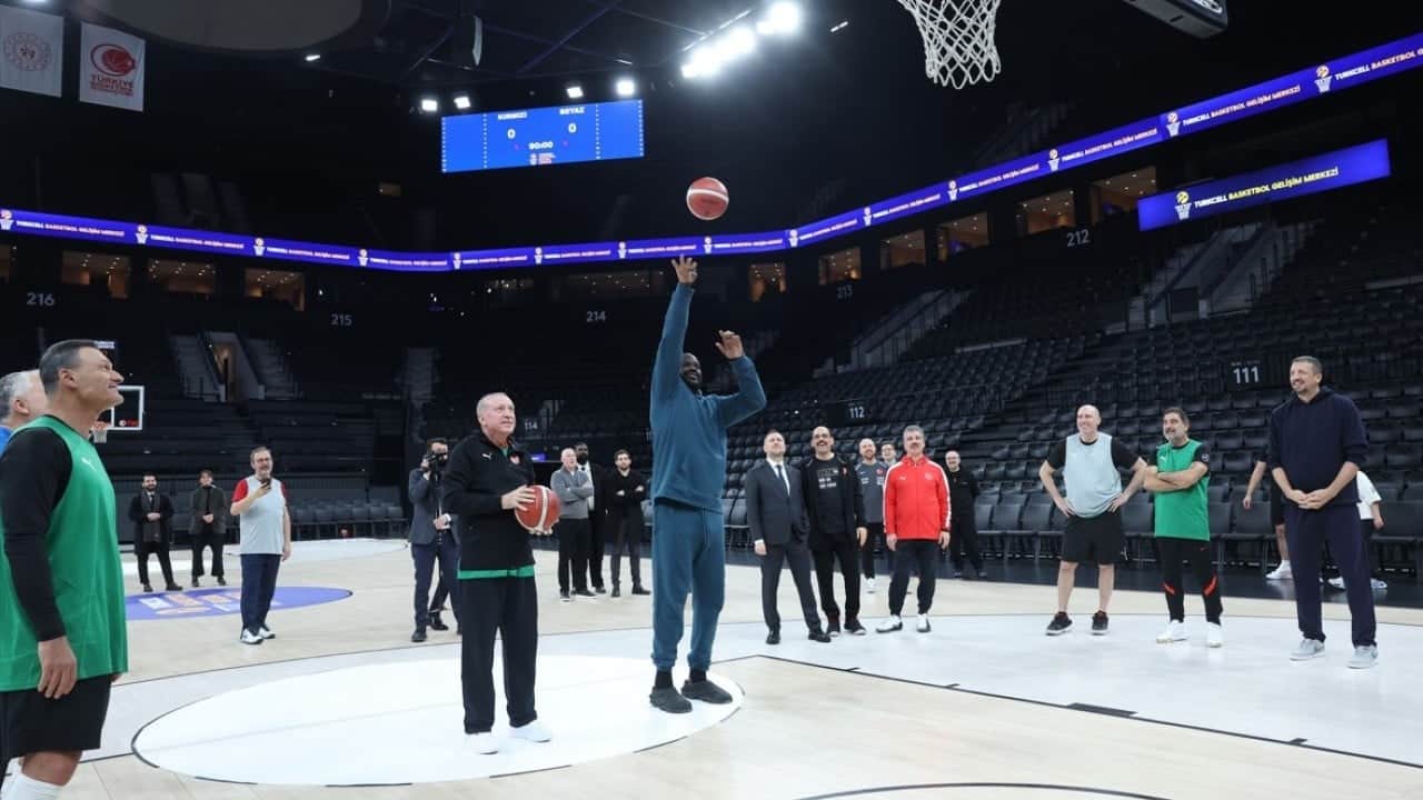Foto - Cumhurbaşkanı Erdoğan, efsane basketbolcu Shaquille O'Neal ile basketbol oynadı