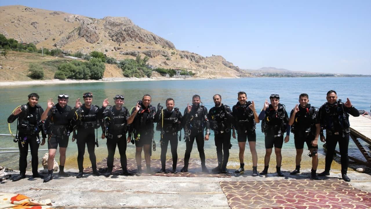 Foto - Dalgıç brövesi aldılar Güvenlik güçleri Van Gölü’nde dalış ustası oldu