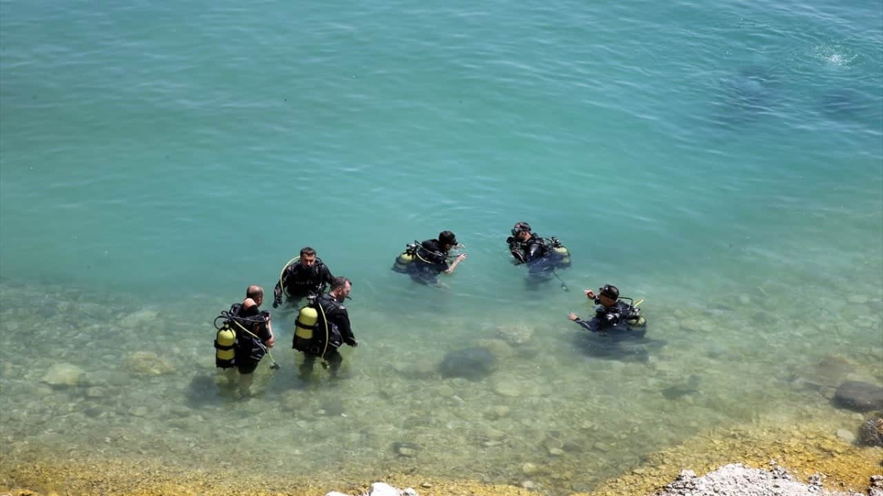 Dalgıç brövesi aldılar Güvenlik güçleri Van Gölü’nde dalış ustası oldu