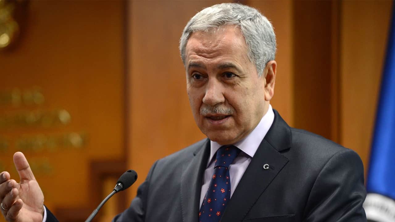 Foto - Davutoğlu'nu öven Arınç, alttan alta Erdoğan'a sataştı