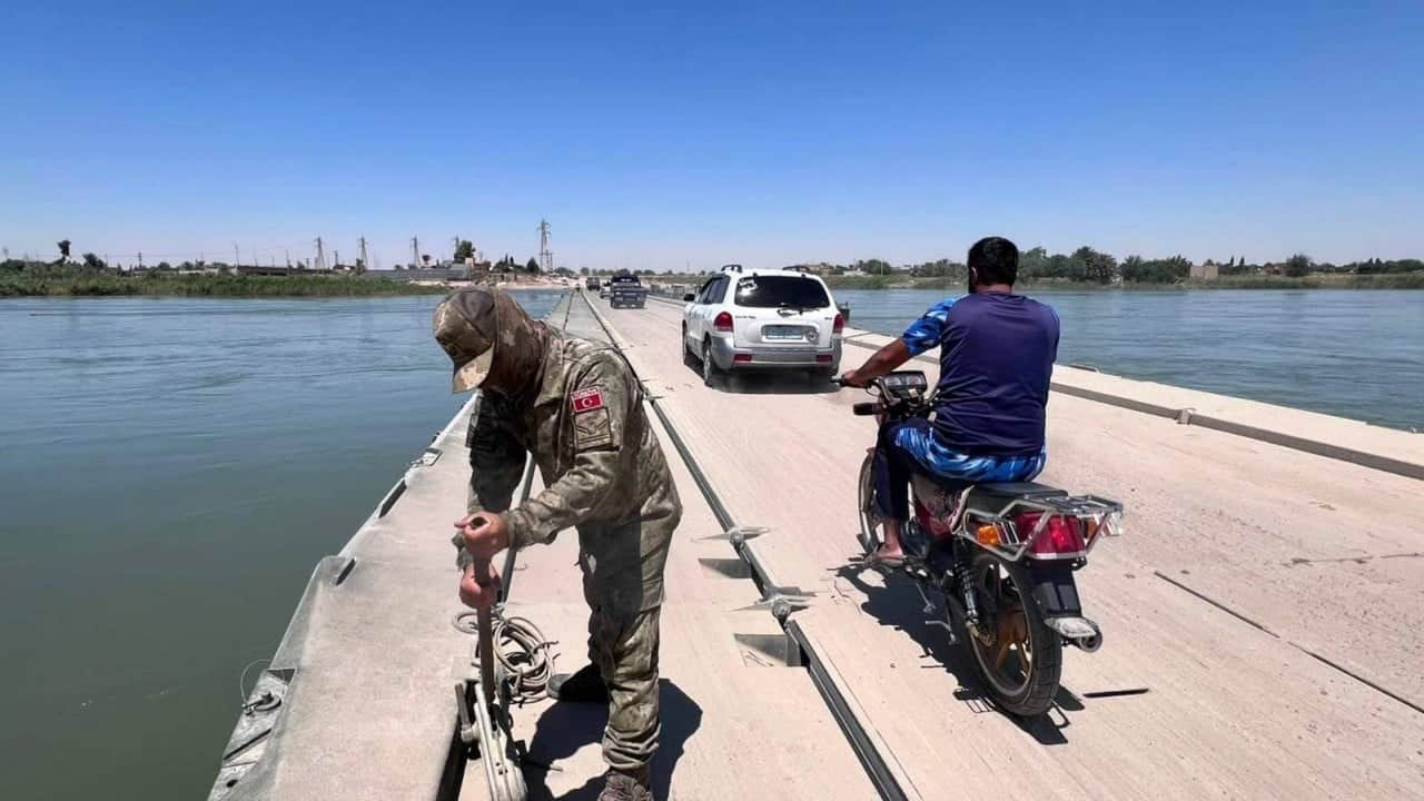 Foto - Defne Kardeşlik Köprüsü’nde araç ve yaya trafiği Mehmetcik inşa etti bölge halkı ihya oldu