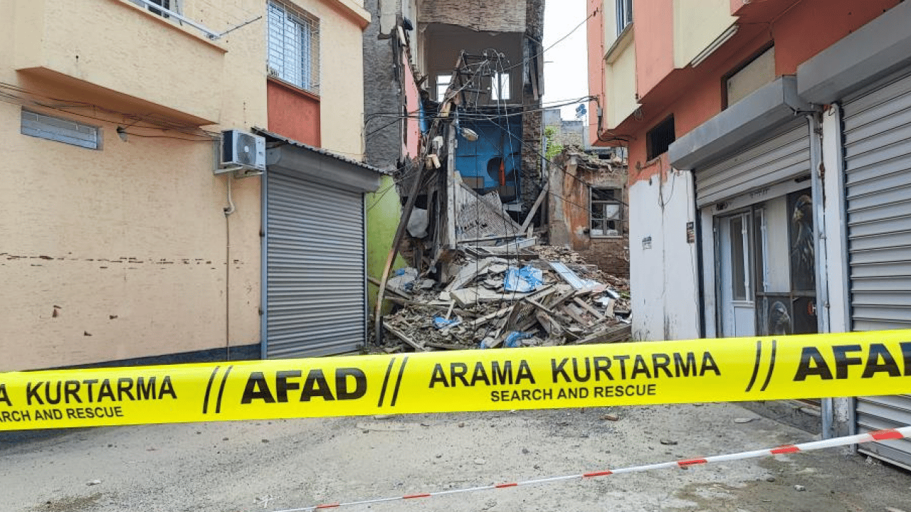 Deprem ve sağanak vurdu! Metruk bina yıkıldı