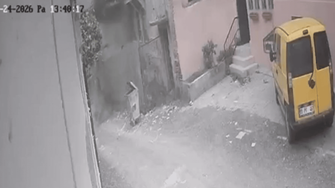 Foto - Deprem ve sağanak vurdu! Metruk bina yıkıldı