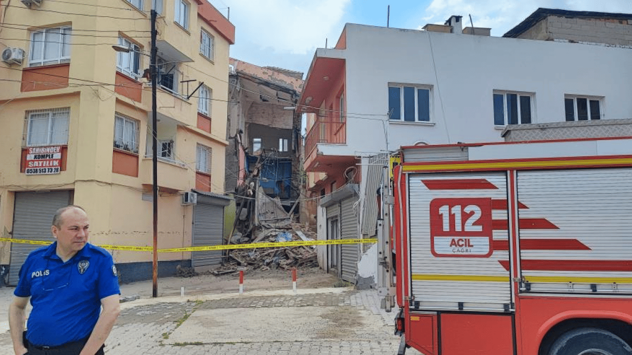 Foto - Deprem ve sağanak vurdu! Metruk bina yıkıldı