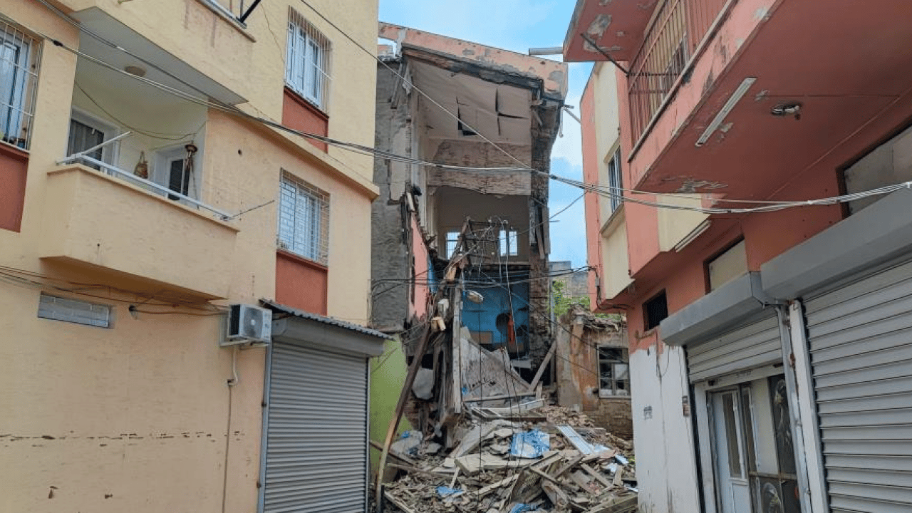 Foto - Deprem ve sağanak vurdu! Metruk bina yıkıldı