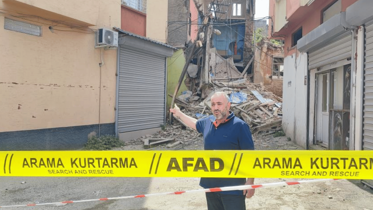 Foto - Deprem ve sağanak vurdu! Metruk bina yıkıldı
