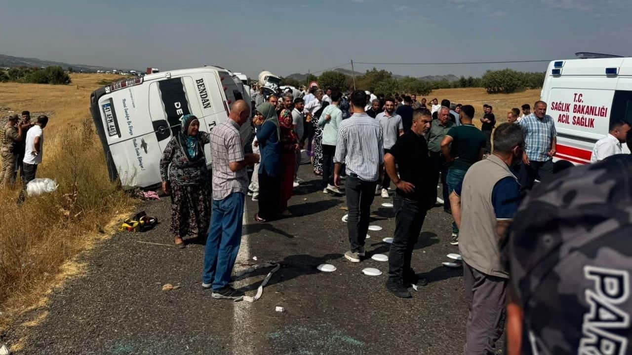 Foto - Diyarbakır’da minibüs devrildi, nişan yolunda can pazarı yaşandı: Çok sayıda ölü ve yaralı var