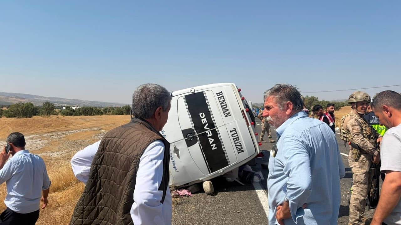 Foto - Diyarbakır’da minibüs devrildi, nişan yolunda can pazarı yaşandı: Çok sayıda ölü ve yaralı var