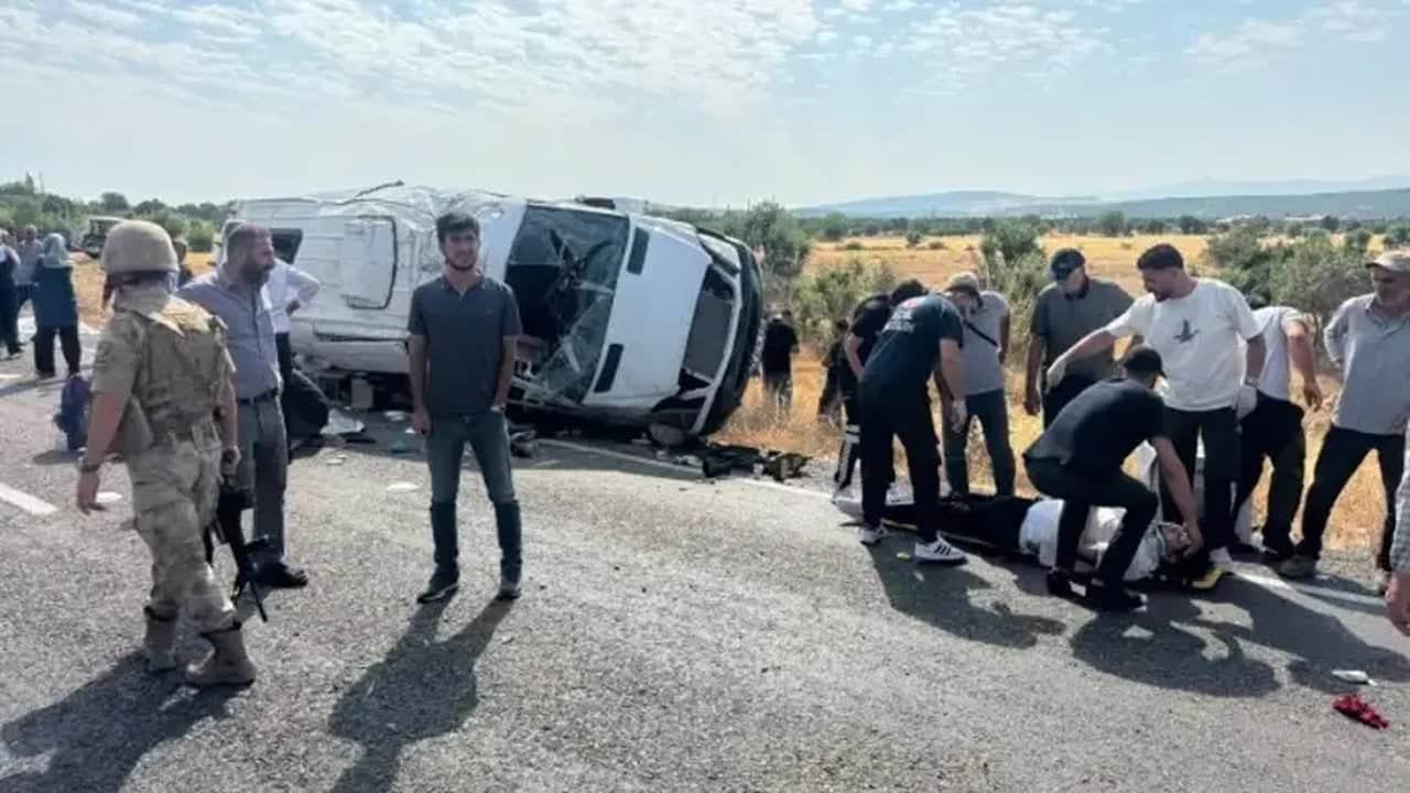 Foto - Diyarbakır’da minibüs devrildi, nişan yolunda can pazarı yaşandı: Çok sayıda ölü ve yaralı var