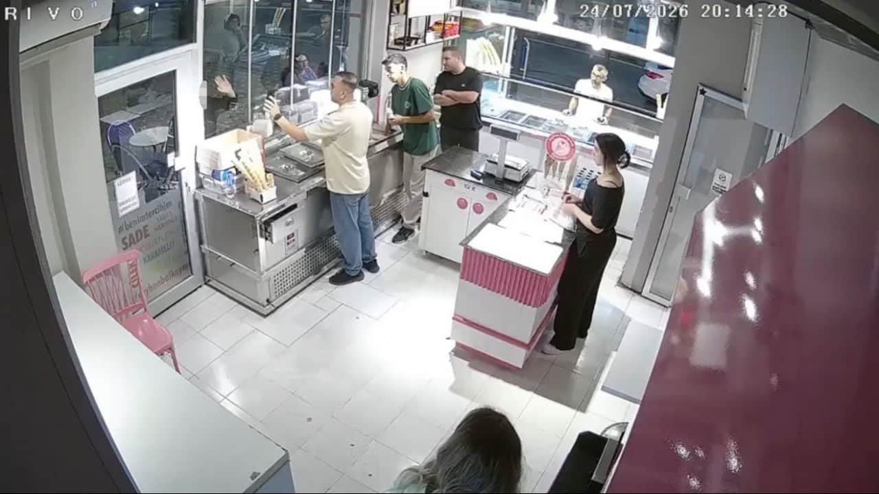 Foto - Dondurmacıdaki kanlı infazda şok detay! Saldırgan tetiği çekmeden önce telefondaki kişiye el salladı!