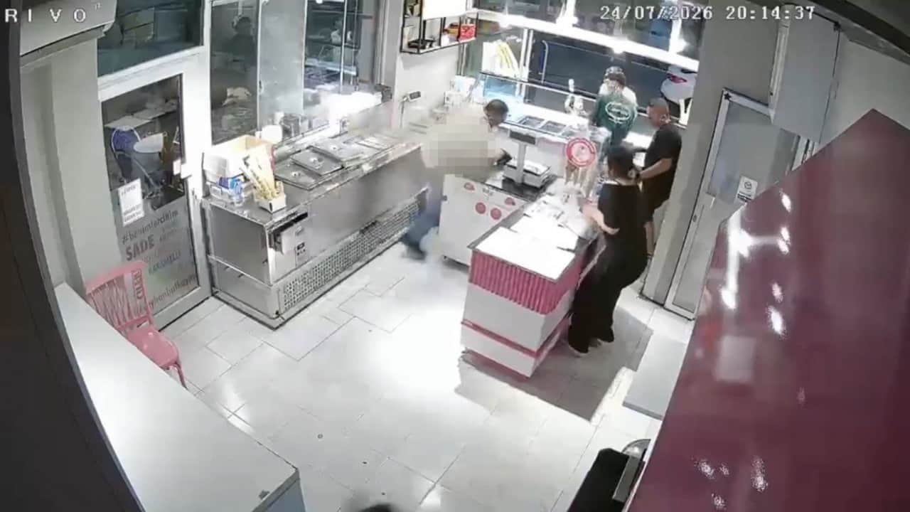 Foto - Dondurmacıdaki kanlı infazda şok detay! Saldırgan tetiği çekmeden önce telefondaki kişiye el salladı!