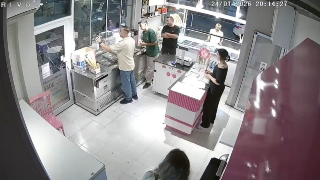 Foto - Dondurmacıdaki kanlı infazda şok detay! Saldırgan tetiği çekmeden önce telefondaki kişiye el salladı!