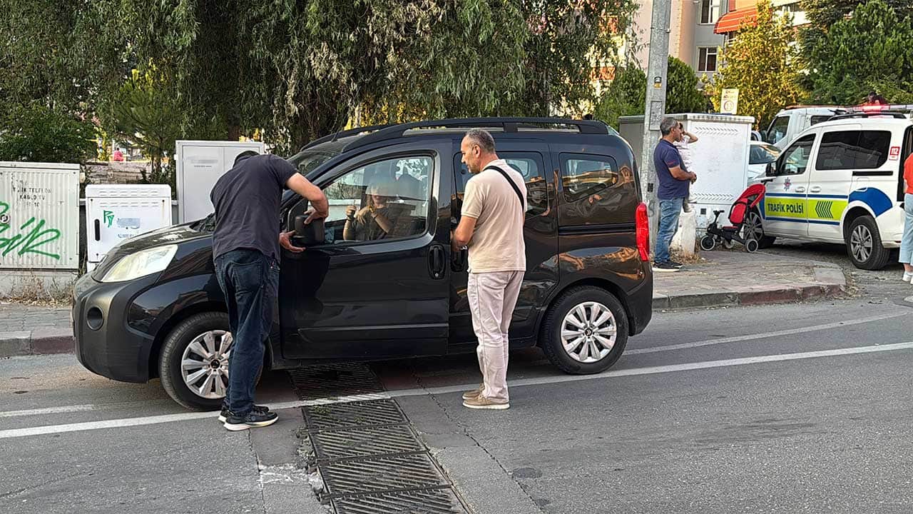 Foto - Edirne'de korkutan kaza! Otomobille çarpışan motosikletteki 2 kişi yaralandı!