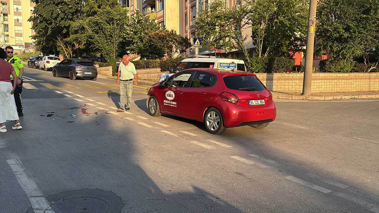 Edirne'de korkutan kaza! Otomobille çarpışan motosikletteki 2 kişi yaralandı!