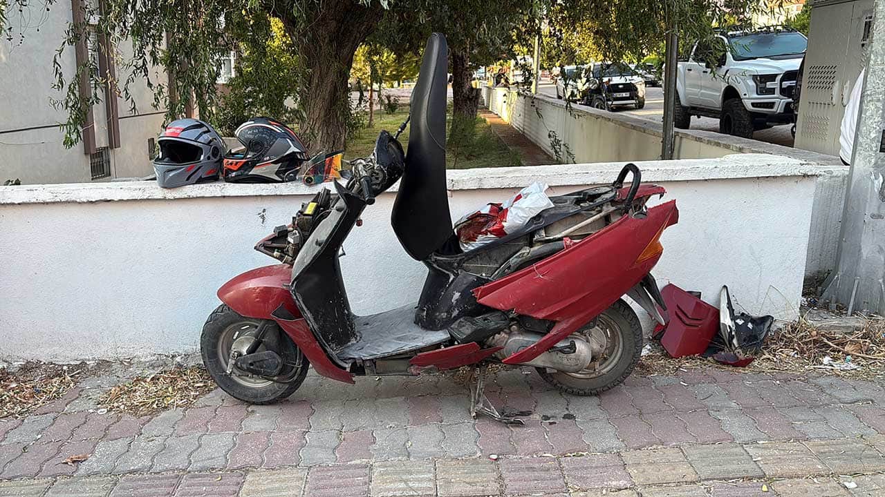 Foto - Edirne'de korkutan kaza! Otomobille çarpışan motosikletteki 2 kişi yaralandı!